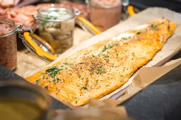 Zalm Een vis op een dienblad.