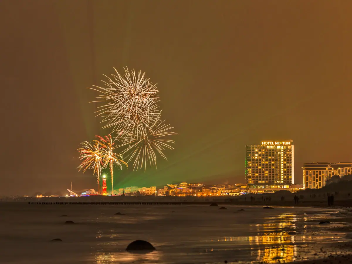 Oudejaarsavond bij aja Warnemünde Vuurwerk in de lucht boven Warnemünde bij nacht