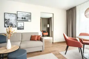 Suite bergzicht Een woonkamer met banken en fauteuils.