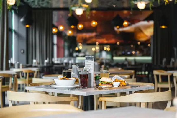 Een tafel met daarop verschillende gerechten en dranken.