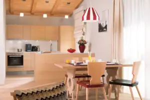 Een keuken en een eetkamer met tafel en stoelen.