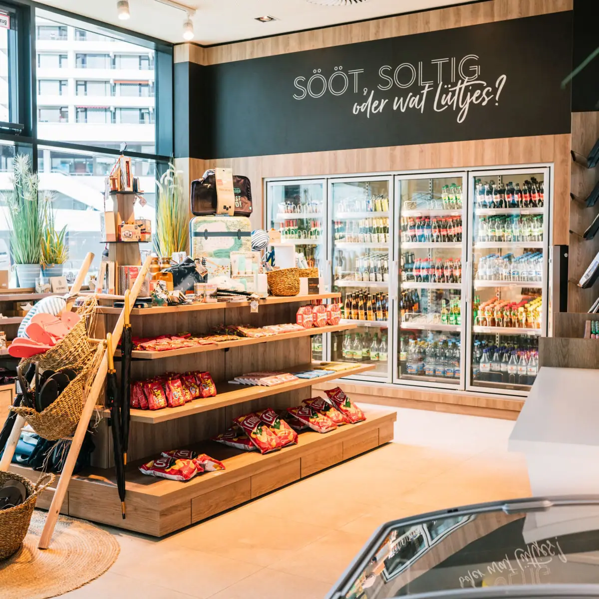 Een winkel met schappen vol eten en drinken.