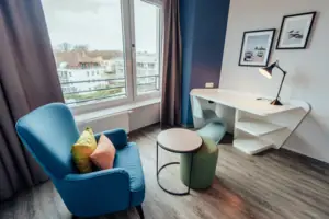 Een kamer met een bureau en stoel.