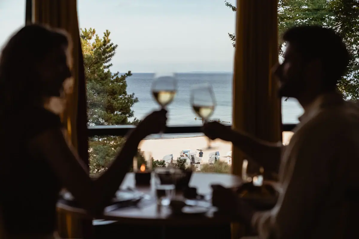 Restaurant uitzicht Een stel met wijnglazen aan tafel.