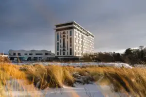 Das aja Warnemünde mit Schnee und Gras.