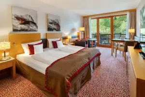 Tweepersoonskamer Hotelkamer met bed en stoelen.