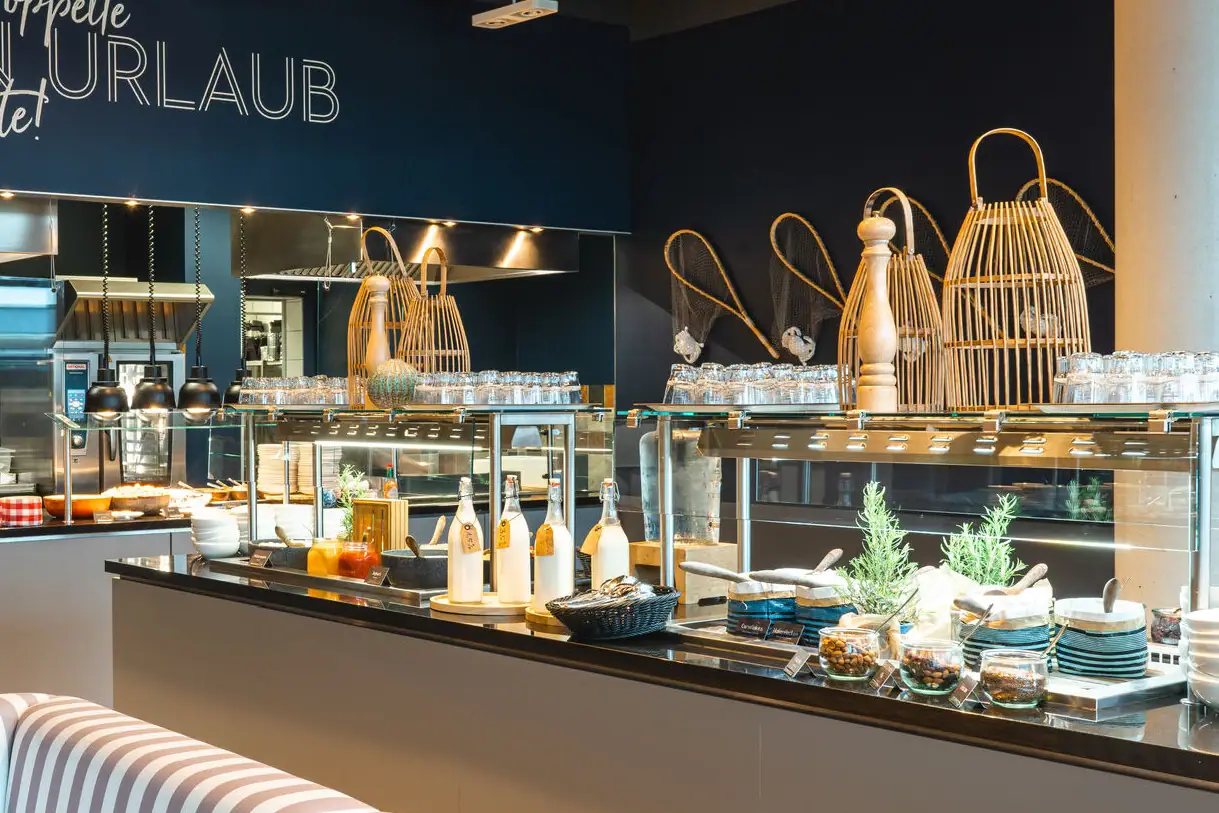 Buffetstations met graankommen en melkflessen.