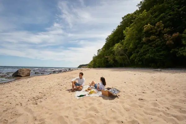 Een man en een vrouw op het strand.