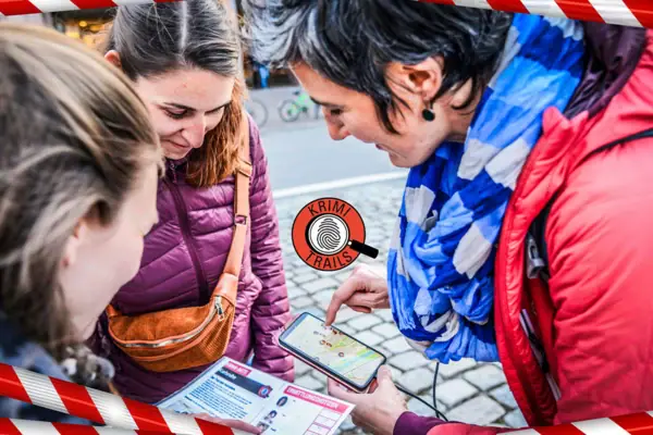 Een groep vrouwen kijkt naar een mobiele telefoon.