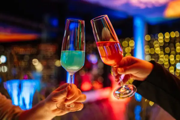 Toast Handen met wijnglazen