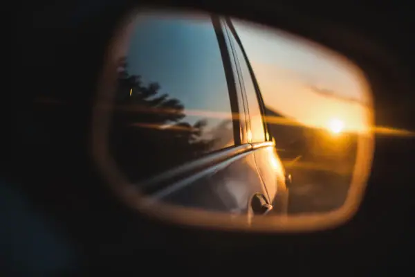 Roadtrip Auto in een achteruitkijkspiegel