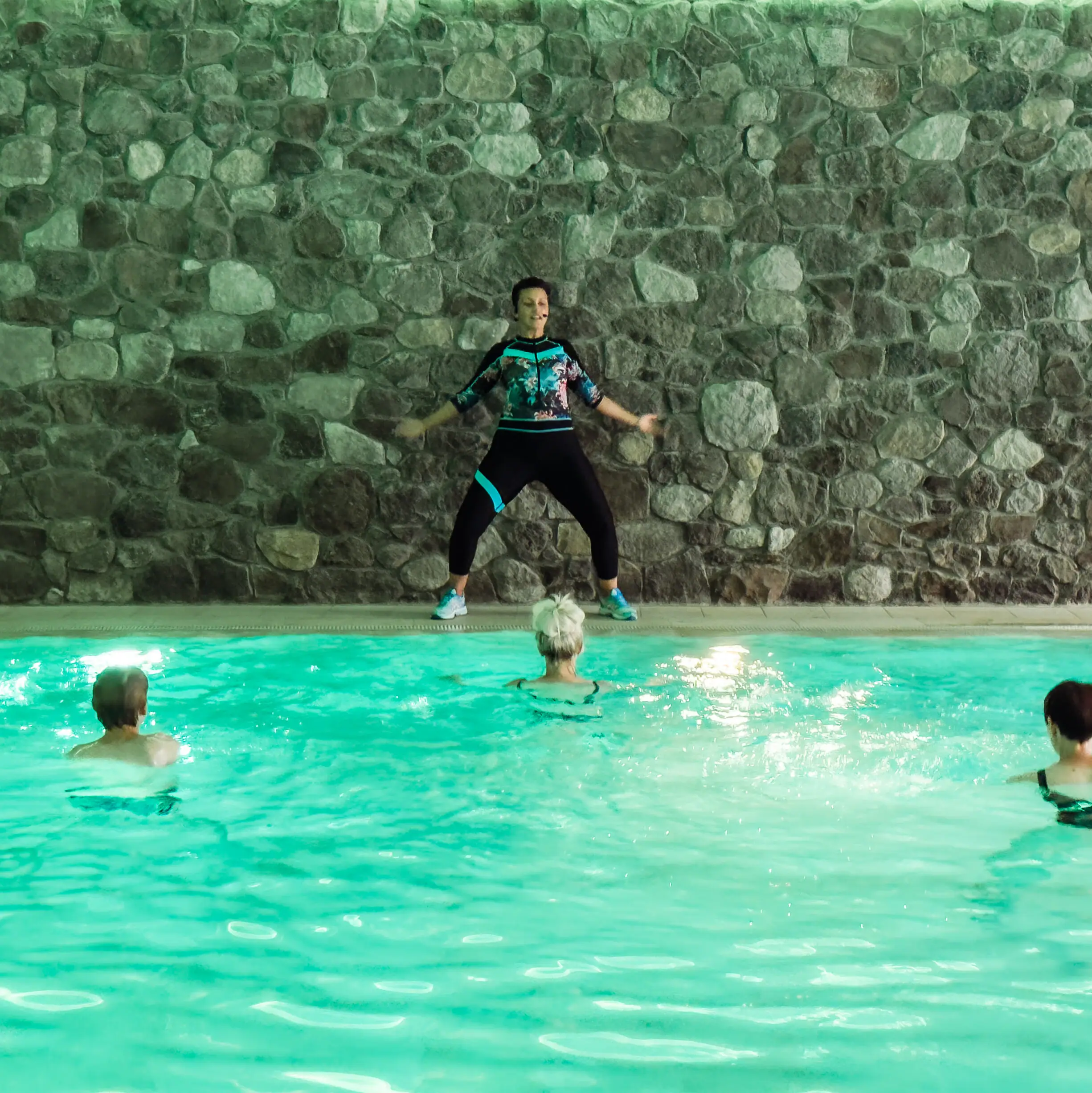 Een vrouw staat in een zwembad.