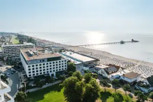 Ein Gebäude neben einem Gewässer.