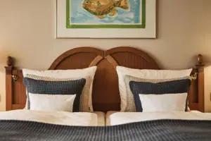 Bed met kussen en lamp op het nachtkastje