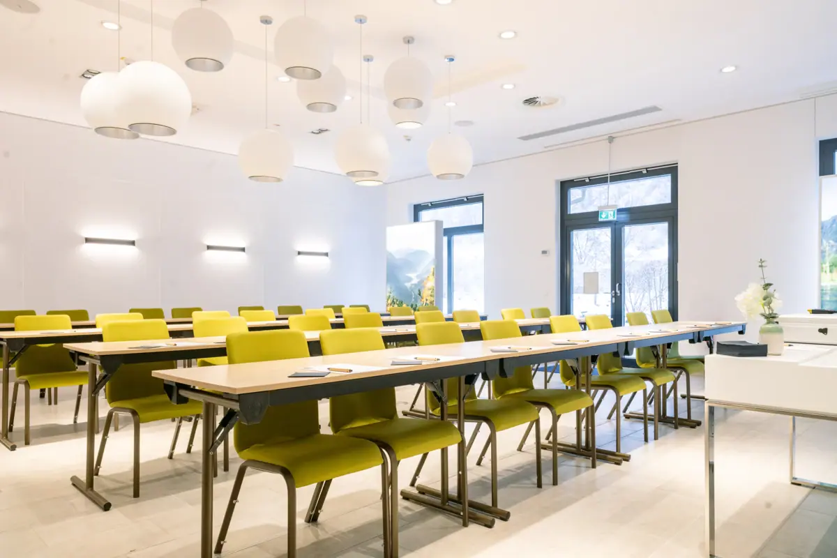 Een kamer met tafels en stoelen.