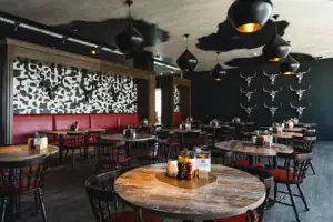 Ein Raum mit Tischen und Stühlen.