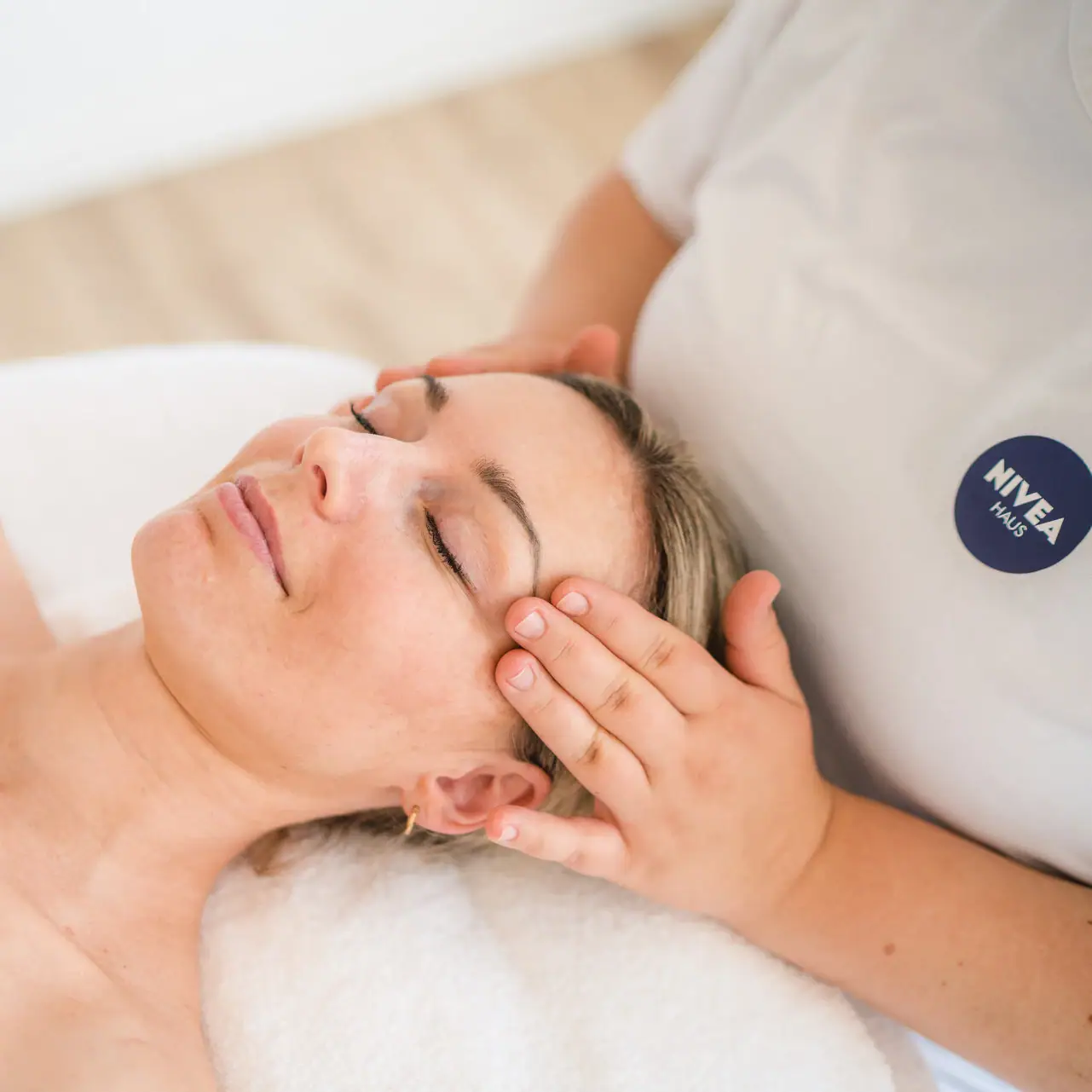 Behandeling in de aja SPA Een vrouw krijgt een massage.