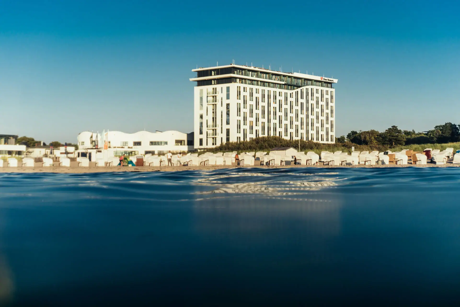Een gebouw naast een strand.