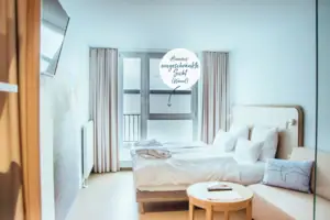 aja economie kamer Een bed in een kamer met een tafel en stoelen.