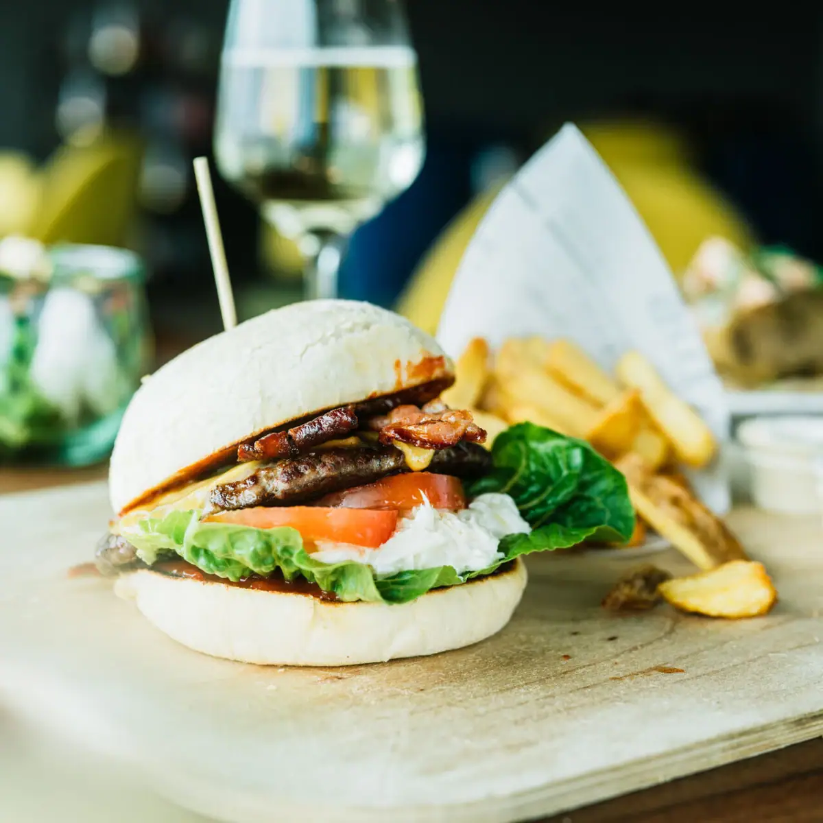 Burger Burgers en friet op een snijplank