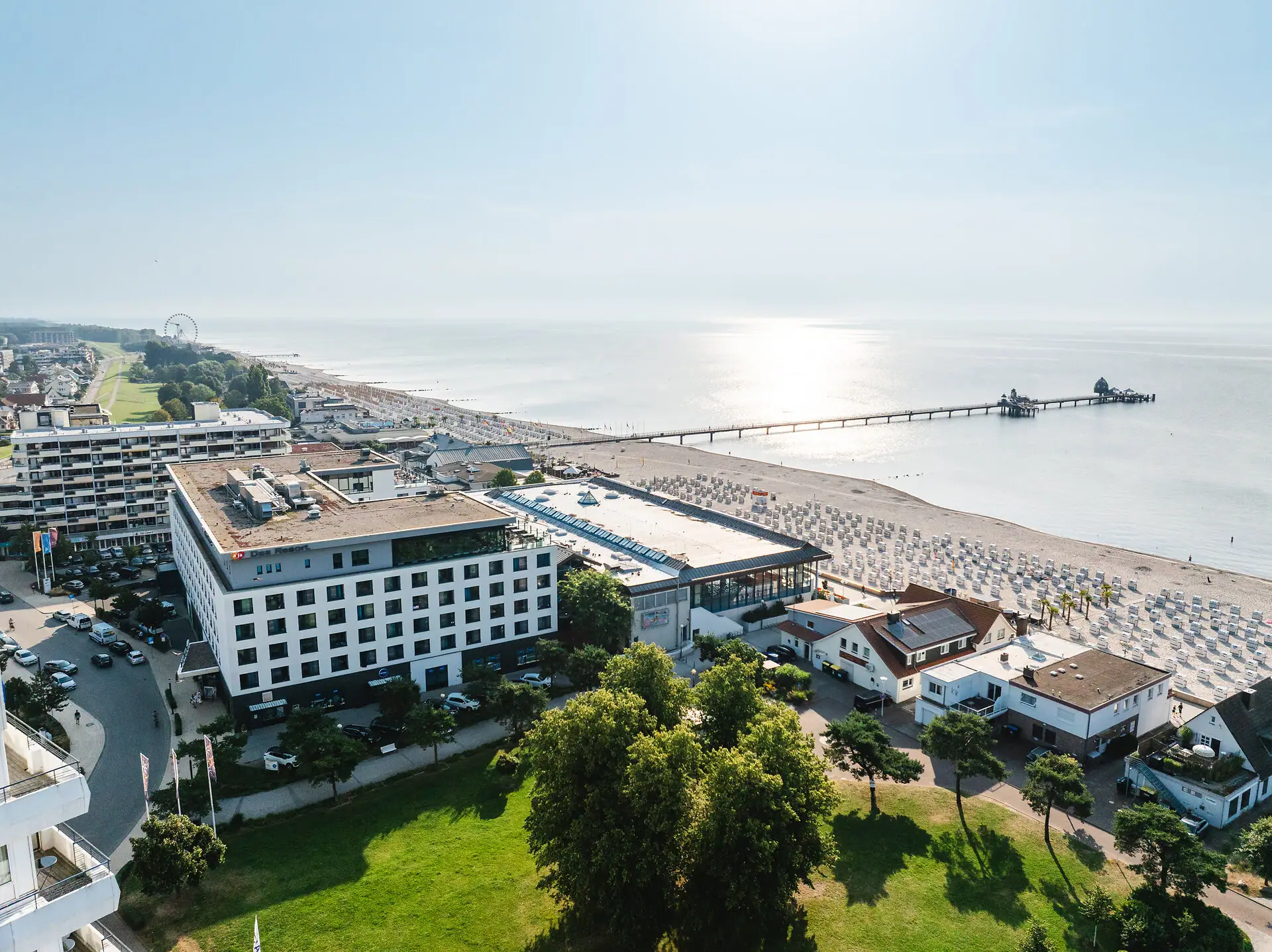 Een gebouw naast een waterlichaam.