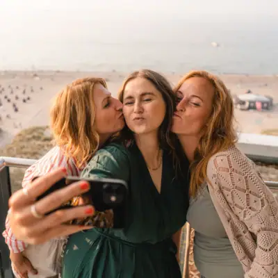 Meidengroep gaat op de foto Een groep vrouwen neemt een selfie.