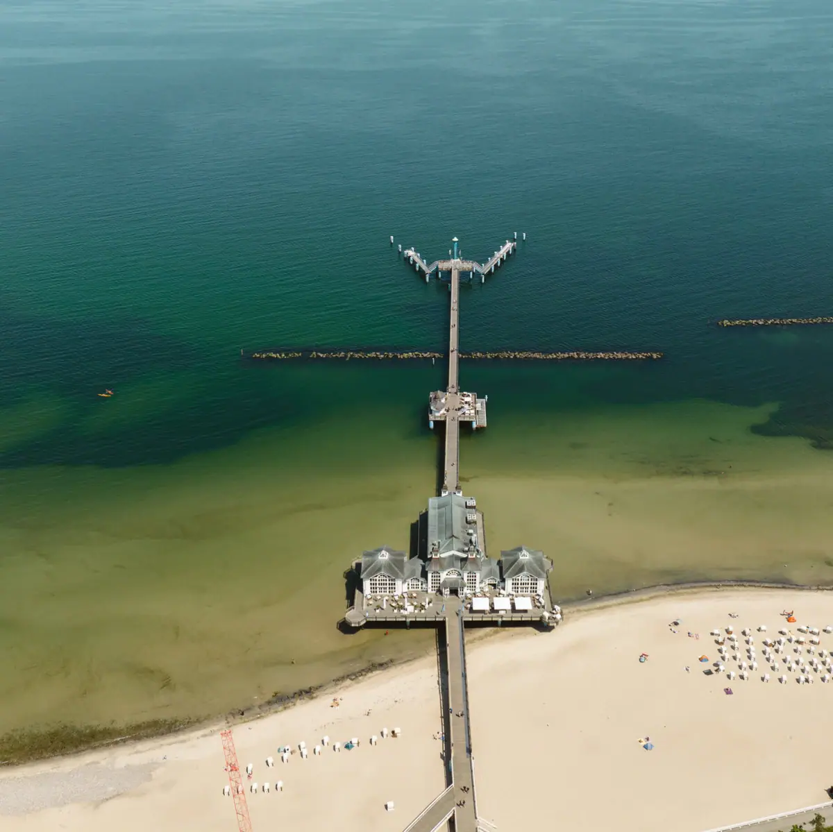 Lange steiger op het strand