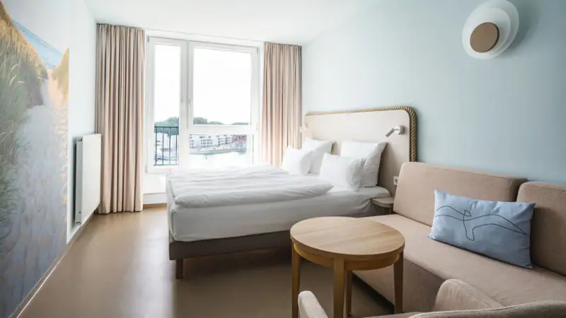 Een kamer met een bed en een bank.