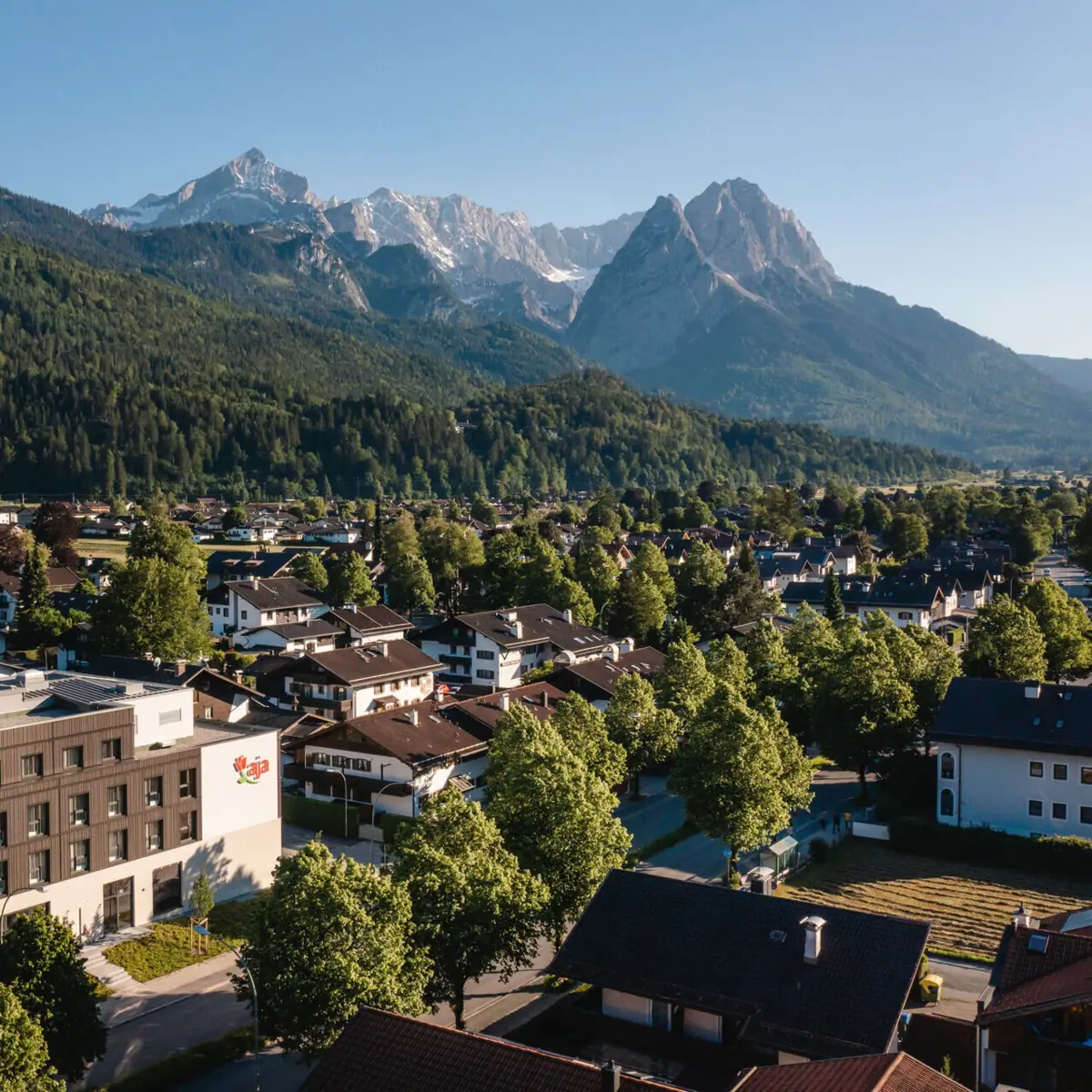 aja Garmisch-Partenkirchen Vooruitzichten Het uitzicht vanaf de aja Garmisch-Partenkirchen met uitzicht op de Zugspitze.