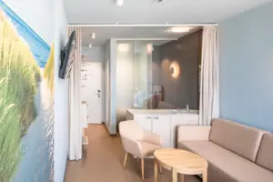 Een kamer met een bank en een tafel.