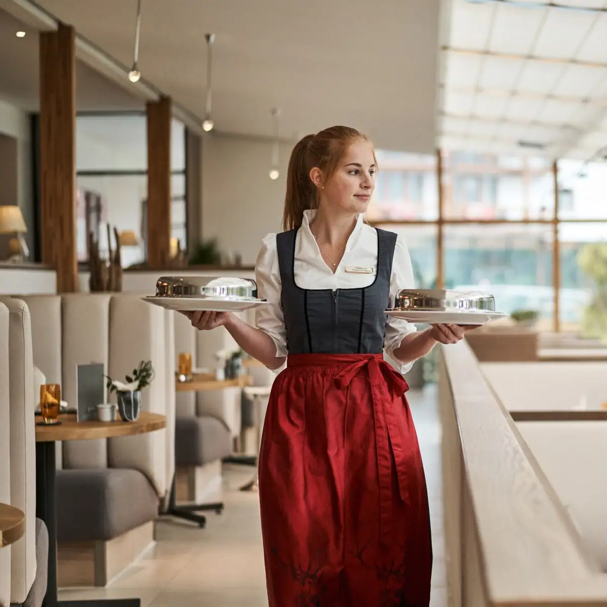 Een vrouw houdt twee borden vast.