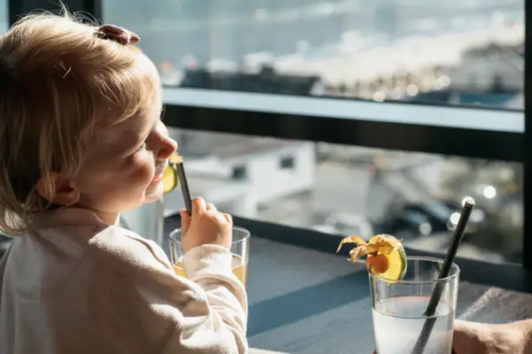 Een kind drinkt uit een rietje.