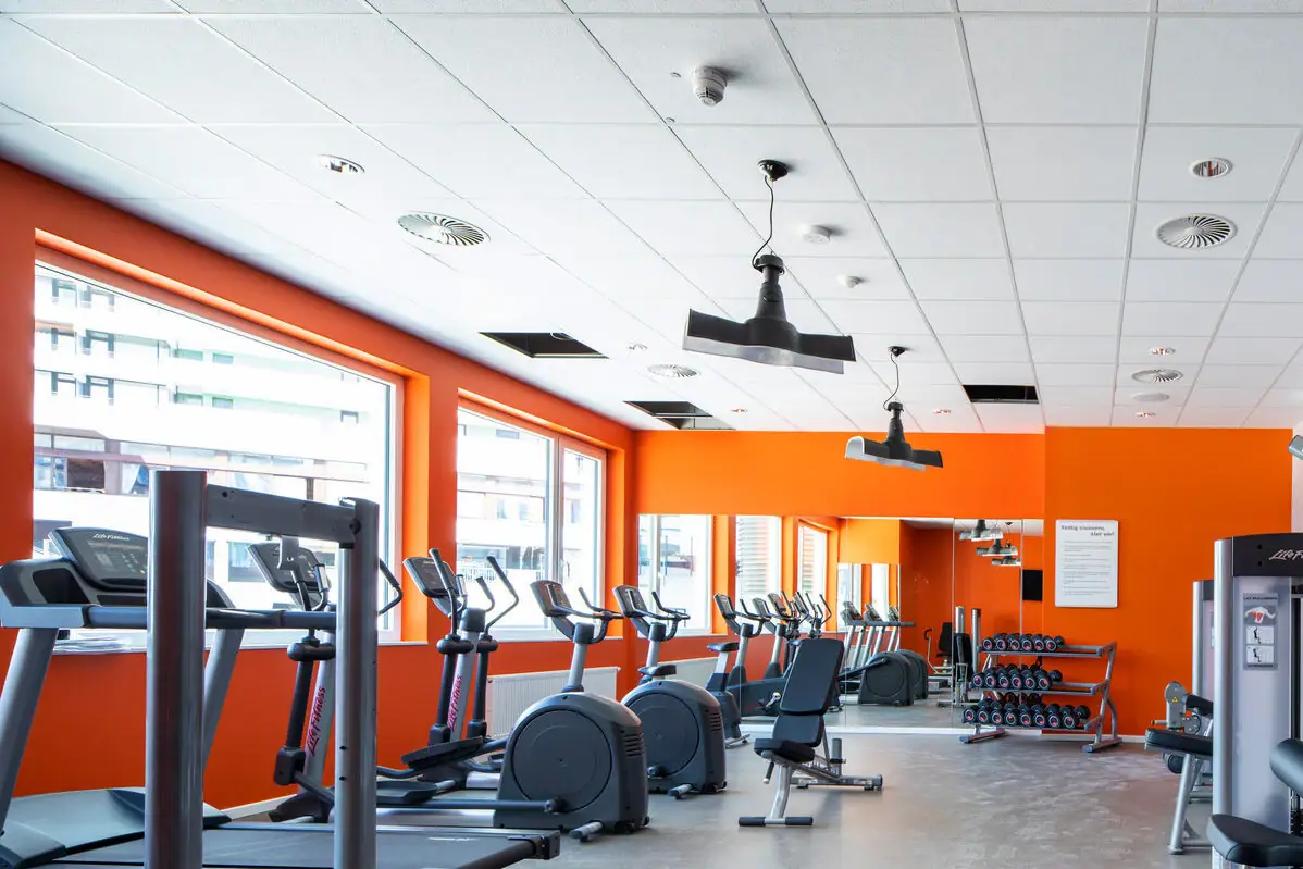 Fitnessstudio met trainingsapparatuur