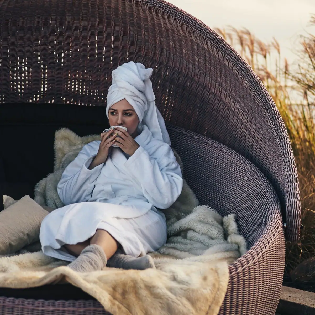 Een vrouw zit in een stoel.