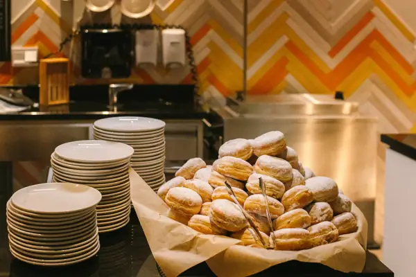 Een stapel donuts op een toonbank.