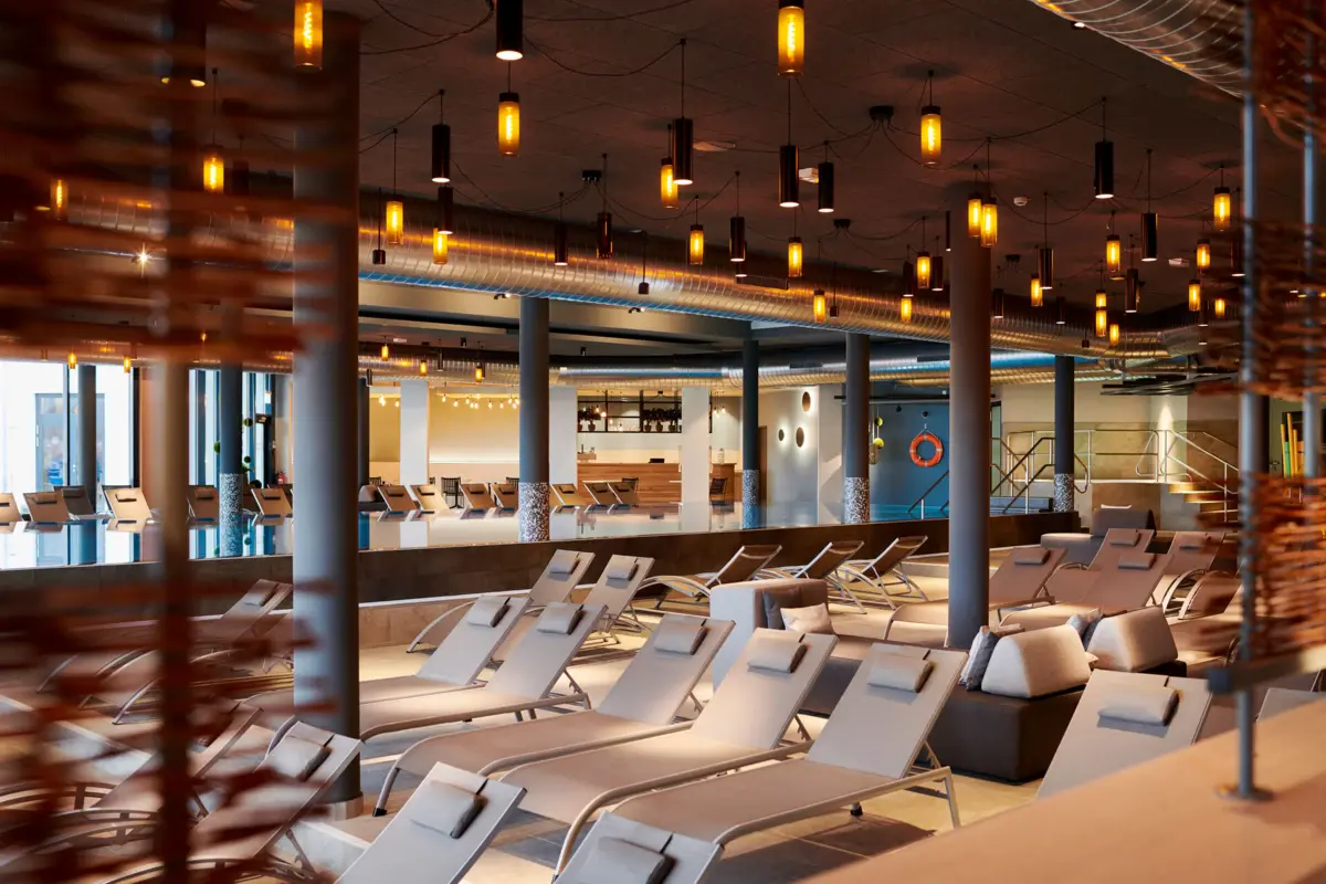 Ontspanningsruimte in de badwereld bij aja SPA Ruhpolding Een ligstoel in het zwembad