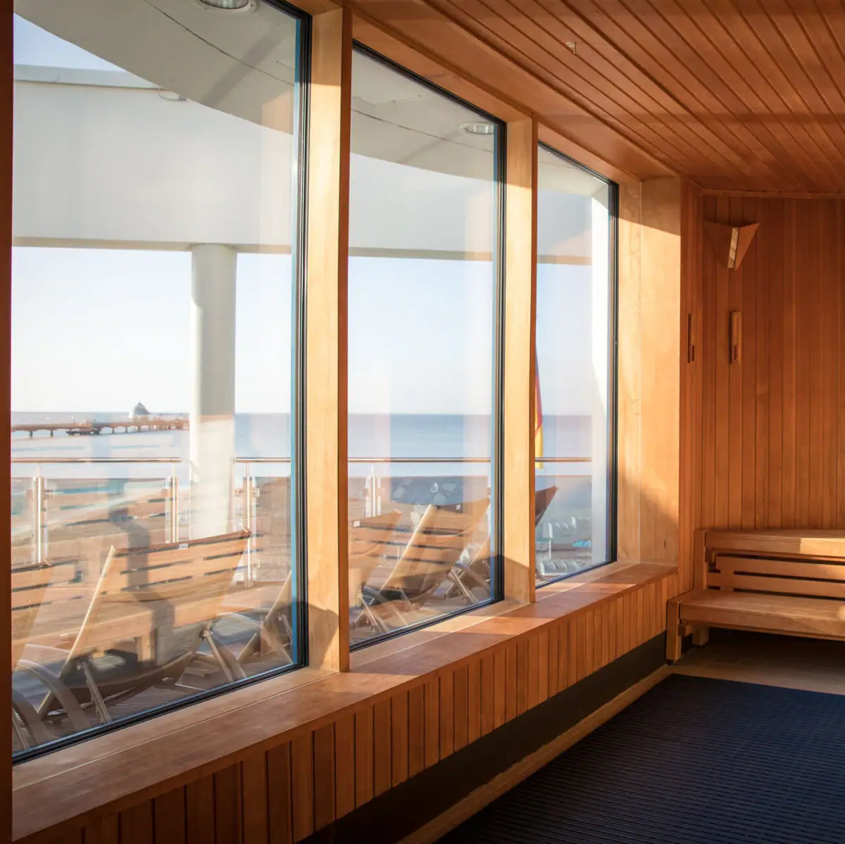 Een kamer met houten muren en ramen.