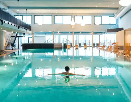 Een persoon zwemt in een zwembad.