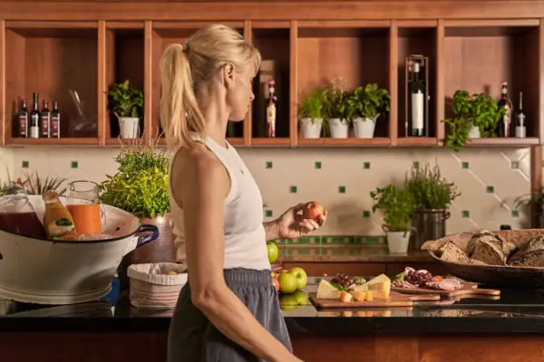 Vrouw met appel in keuken