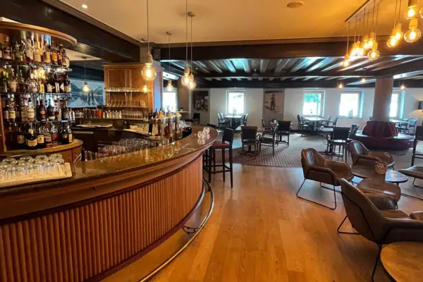 Bar met toonbank en stoelen