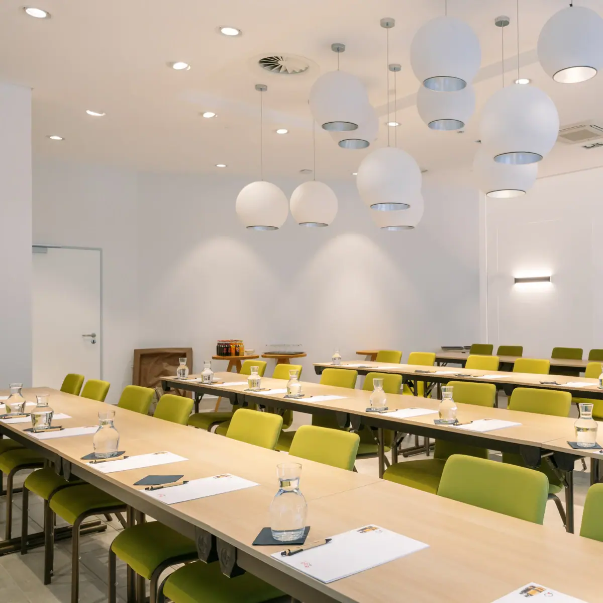 Een kamer met tafels en stoelen.