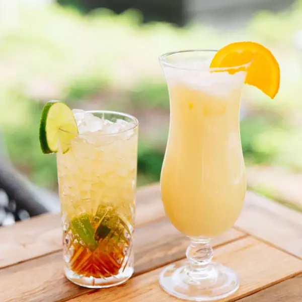 Terras met twee drankjes Twee glazen met drankjes op een tafel, een met een cocktail op het terras van de aja Bar Garmisch-Partenkirchen.