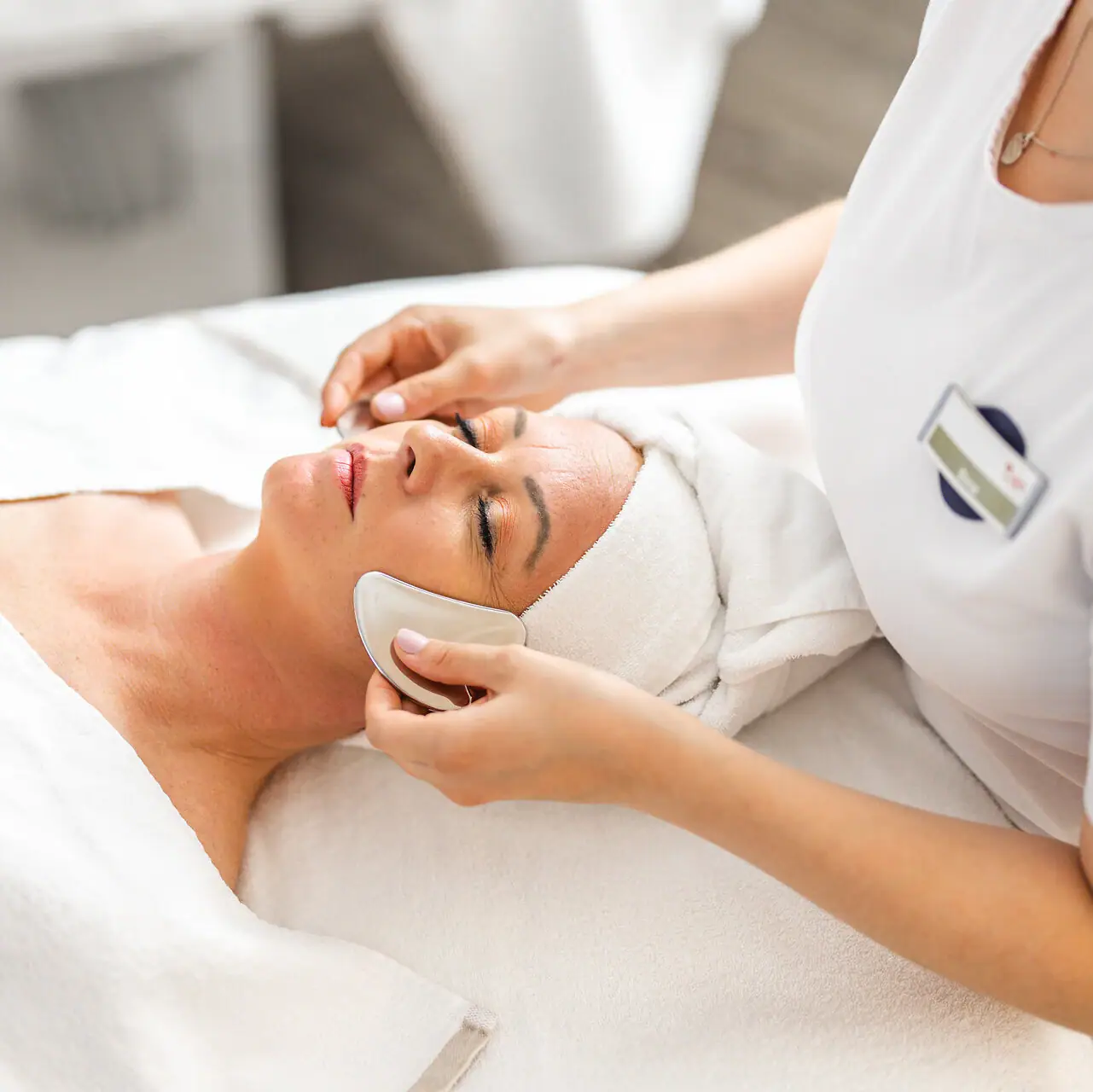 Toepassing op het gezicht Een vrouw krijgt een gezichtsmassage.