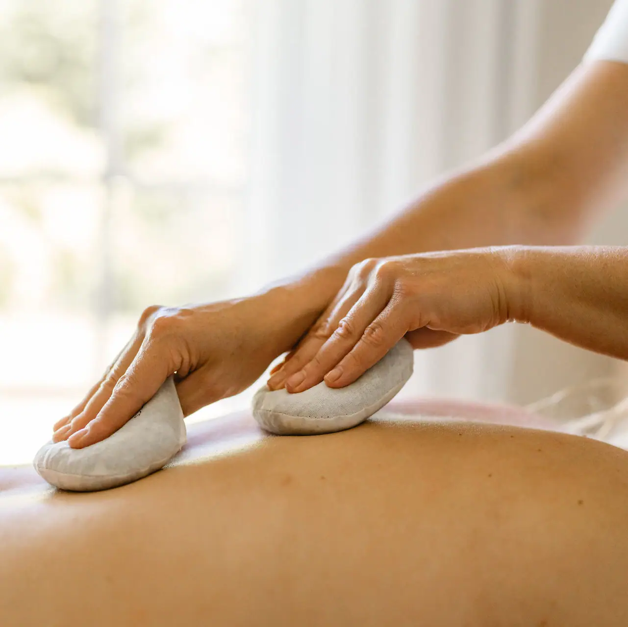 SPA-toepassing Eén persoon krijgt een massage.