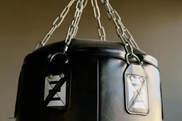 Een bokszak die aan een ketting hangt.