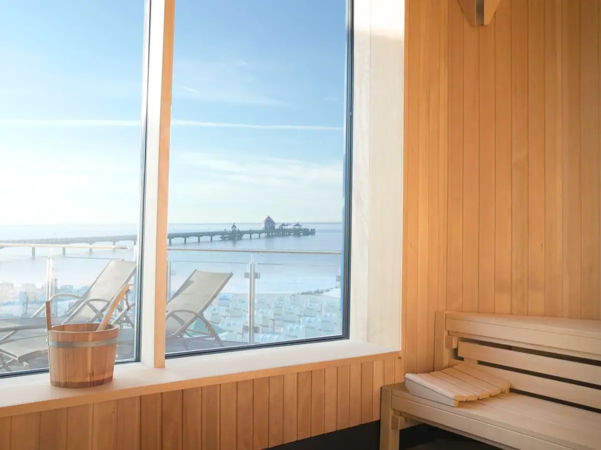 Een Saua met uitzicht op het water en de pier.