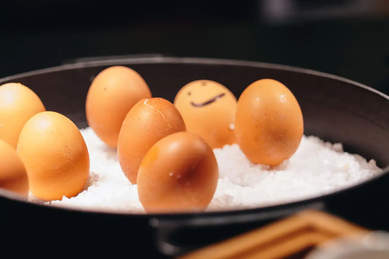 Eieren Eieren met een geschilderd smileygezichtje