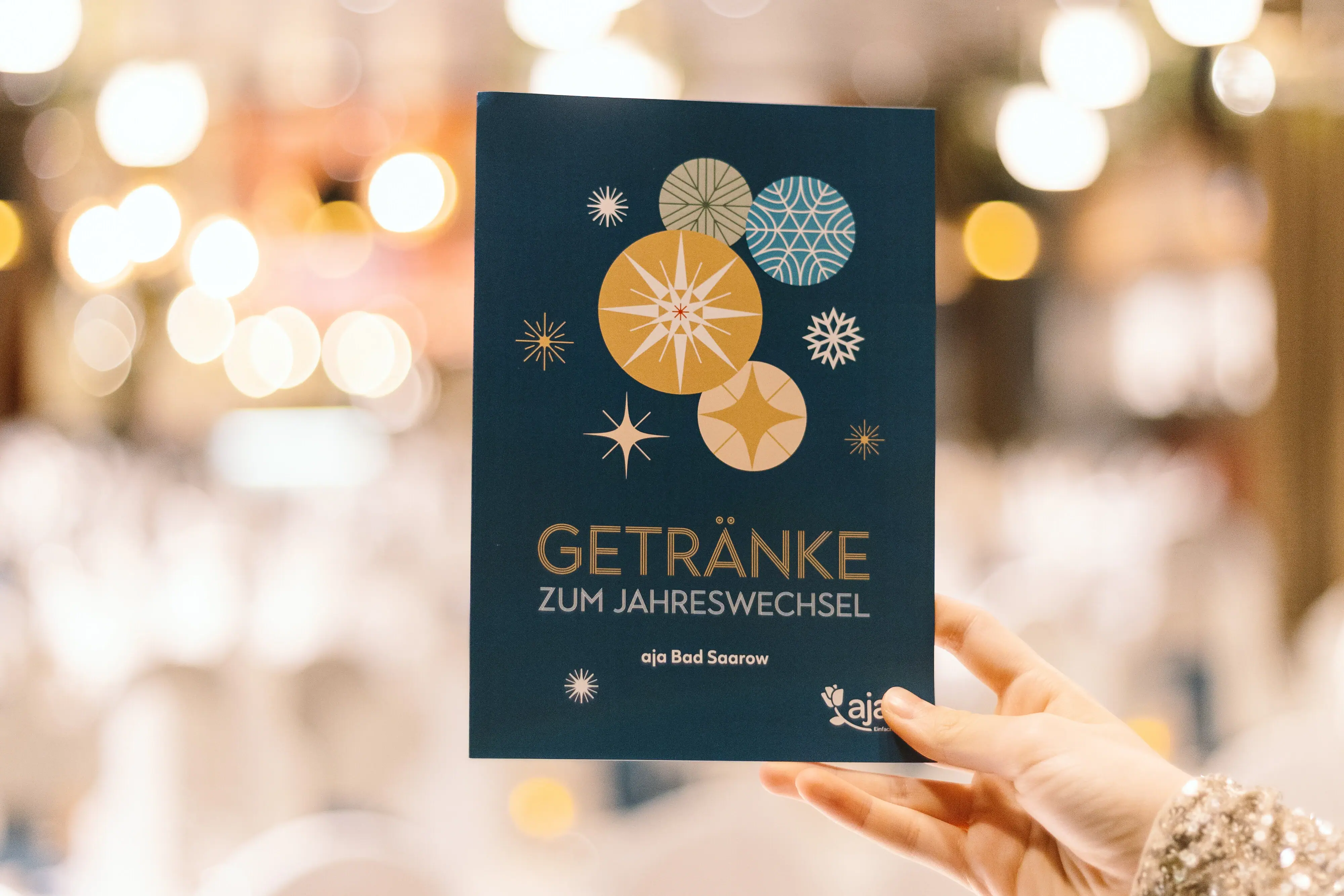 Hand houdt een blauwe kaart vast met drankjes erop geschreven