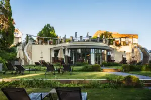 Gazon met stoelen en parasols voor een gebouw