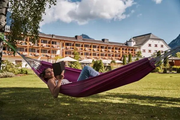 Eine Frau liegt in einer Hängematte.